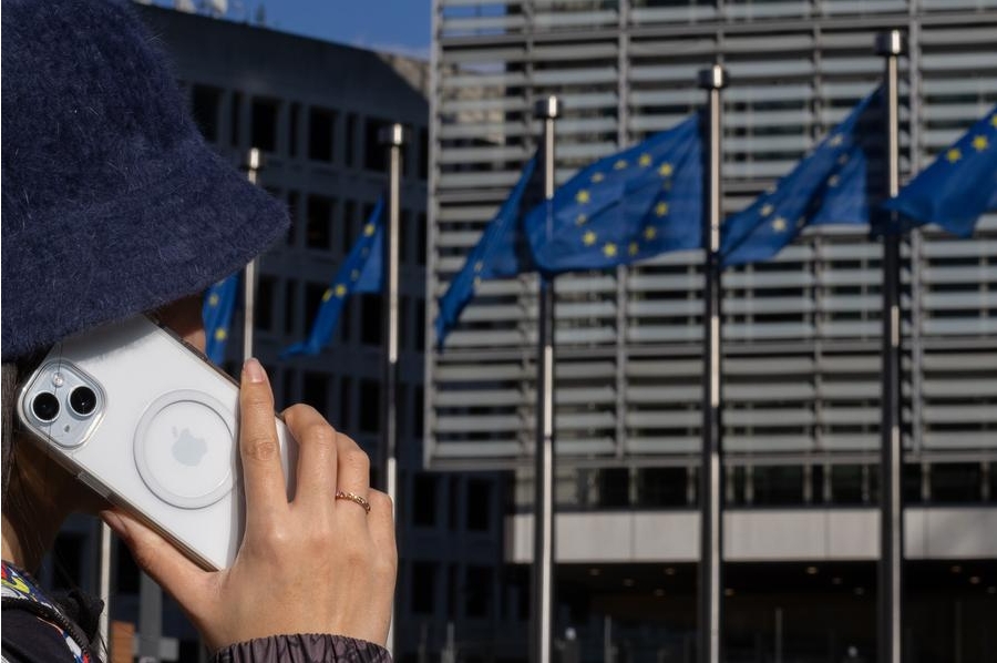 Una mujer habla a través de un iPhone en el edificio Berlaymont, sede de la Comisión Europea, en Bruselas, Bélgica, el 4 de marzo de 2024. (Xinhua/Meng Dingbo)