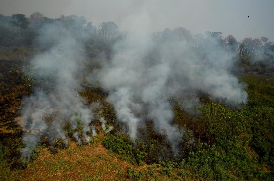 Vista aérea del 6 de julio de 2024 de la región del Pantanal afectada por un incendio, en Corumbá, en el estado de Mato Grosso do Sul, Brasil.  (Xinhua/Lucio Tavora) 