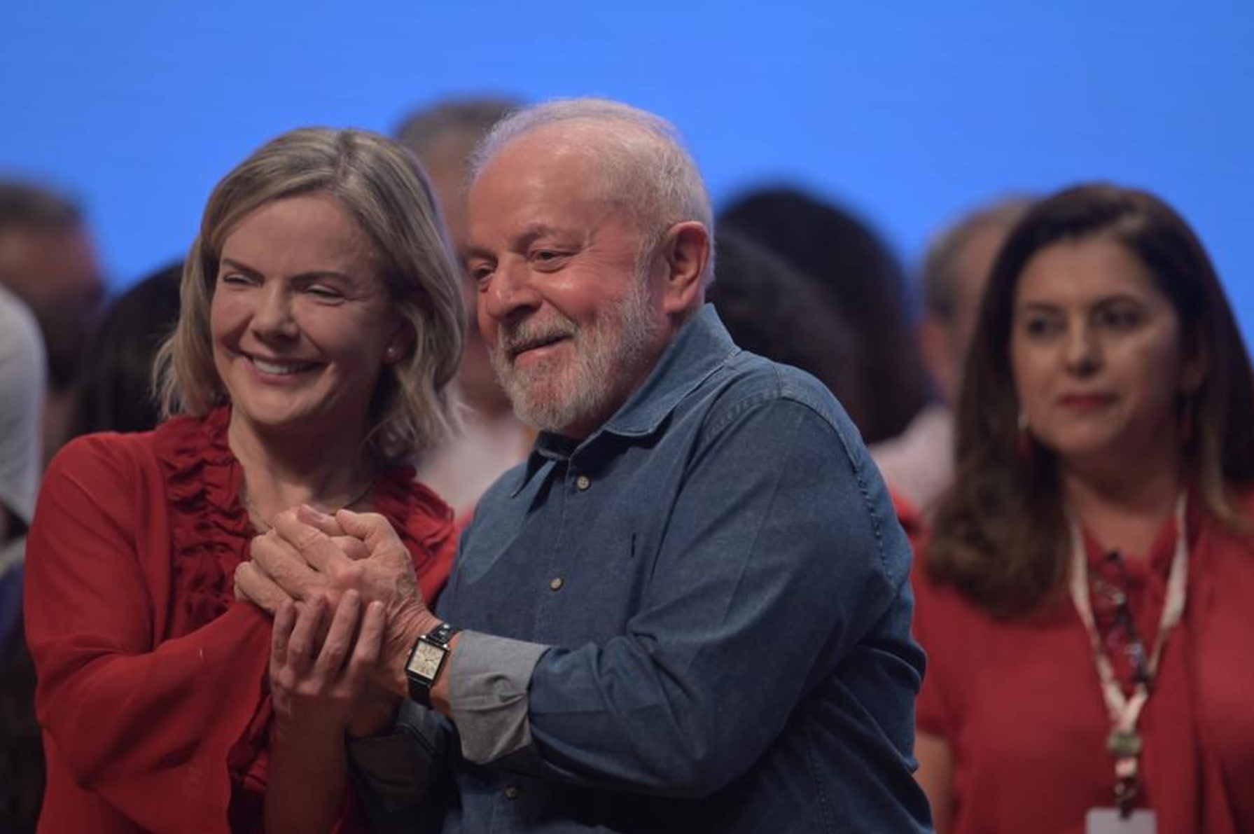 Imagen del 8 de diciembre de 2023 del presidente brasile?o, Luiz Inácio Lula da Silva (d), estrechando las manos con la presidenta del Partido de los Trabajadores de Brasil, Gleisi Hoffmann (i), durante la Conferencia Electoral del Partido de los Trabajadores, en Brasilia, capital de Brasil. (Xinhua/Lucio Tavora)