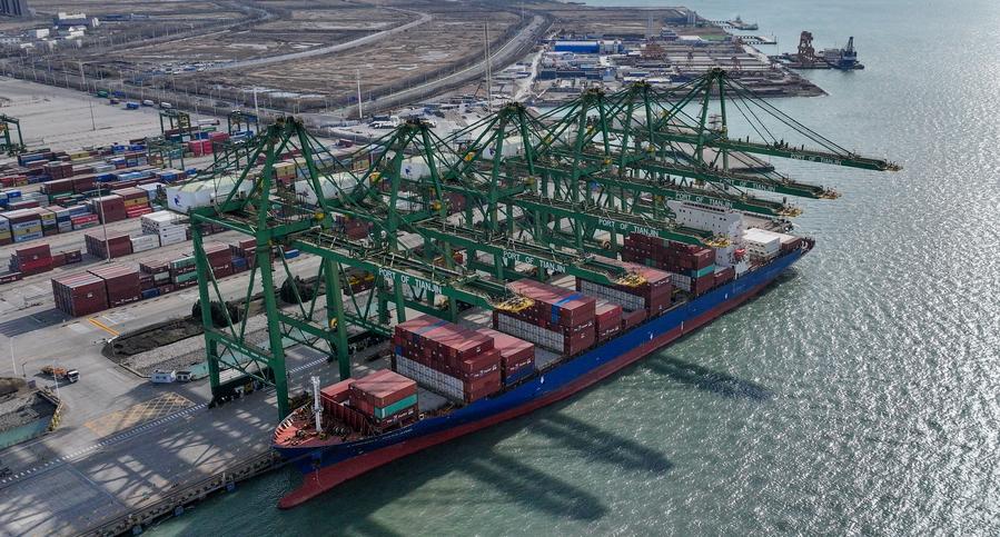 Una vista aérea de un buque portacontenedores cargado con cerezas chilenas al atracar en una terminal de contenedores del puerto de Tianjin, en el norte de China, el 26 de diciembre de 2024. (Xinhua/Sun Fanyue)