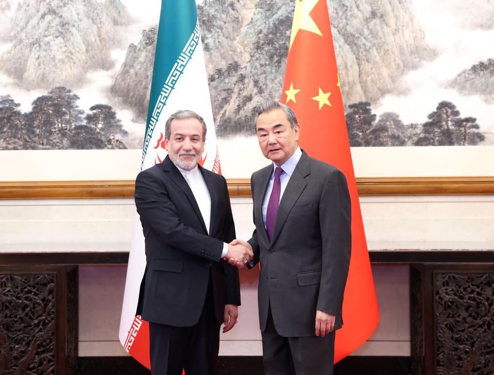 El ministro de Relaciones Exteriores chino, Wang Yi, también miembro del Buró Político del Comité Central del Partido Comunista de China, sostiene conversaciones con el ministro de Relaciones Exteriores iraní, Seyyed Abbas Araghchi, en Beijing, capital de China, el 28 de diciembre de 2024. (Xinhua/Pang Xinglei)